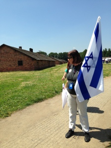 להחזיק את דגל ישראל בבירקנאו